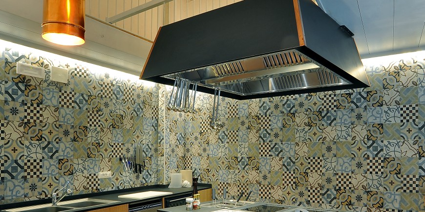 Piastrelle-per-interni_Ceramica-Fioranese_Cementine20_Colors_Ristorante-Pasta-Fresca-Sugo-Padova-870x435