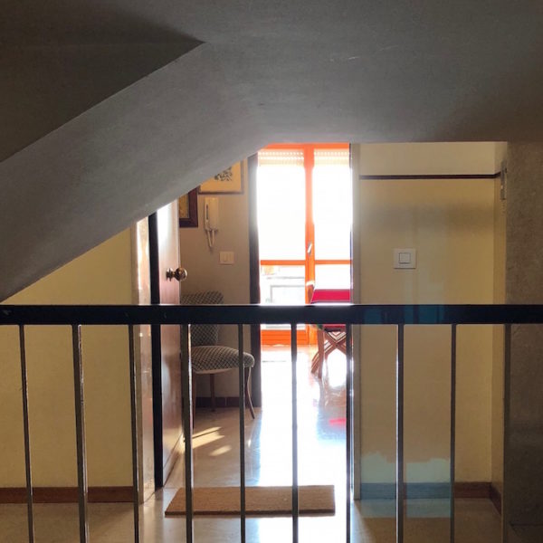 entrata Progetto di home staging per un appartamento degli anni 70’ da proporre in vendita sul mercato immobiliare. (2018) L’appartamento è stato completamente ridipinto con il colore grigio...anche i caloriferi. Sono state mantenute le cornici delle porte, cambiando solamente le maniglie. I battiscopa che erano rovinati sono stati sostituiti. Sono stati recuperati mobili vintage, ma gran parte sono di IKEA. L’effetto è vagamente etnico caldo e accogliente
