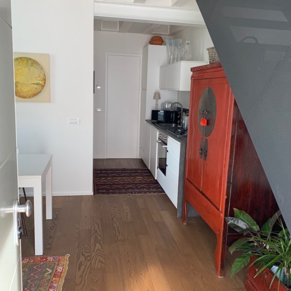 IMG_1130 Una cliente con la quale avevo già lavorato in passato ha recentemente cambiato casa e si è trasferita in un appartamento su due piani vicino a Venezia. Sono partita dalle richieste specifiche della committente che voleva godere di spazi dove rilassarsi, ma anche zone dedicate allo studio, parte integrante del suo lavoro. E’ stata utilizzata una selezione dei mobili della casa precedente integrata da mobili che risultavano già presenti nell’appartamento. Ne è risultato un living pieno di luce che ben dialoga con la mansarda al piano superiore dedicata al relax e alla camera della figlia che ogni tanto la viene a trovare. Ambienti molto personali dove ben si integra la sua preziosa collezione di opere d’arte.