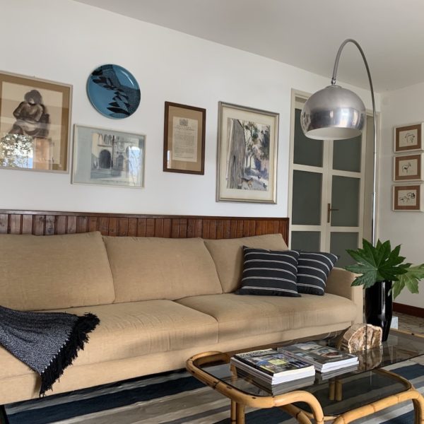 IMG_8221 Nel living di questa casa degli anni 60’ domina alle pareti una bella boiserie in legno. Tra i molti quadri della padrona di casa è stata individuata una selezione declinata sugli azzurri suggerita dal tappeto a righe in lana. L’effetto voluto rinnova lo spazio dedicato al relax davanti al lago, mixando mobili anni 80’, vintage e piccoli tavoli etnici.